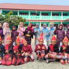 Kepala UPT SDN 240 Pinrang , Suriani Mappa,S.Pd, M.Pd, berpose bersama guru dan siswa usai pelaksanaan upacara peringatan hari sumpah pemuda Ke-98 di halaman sekolah UPT SDN 240 Pinrang.