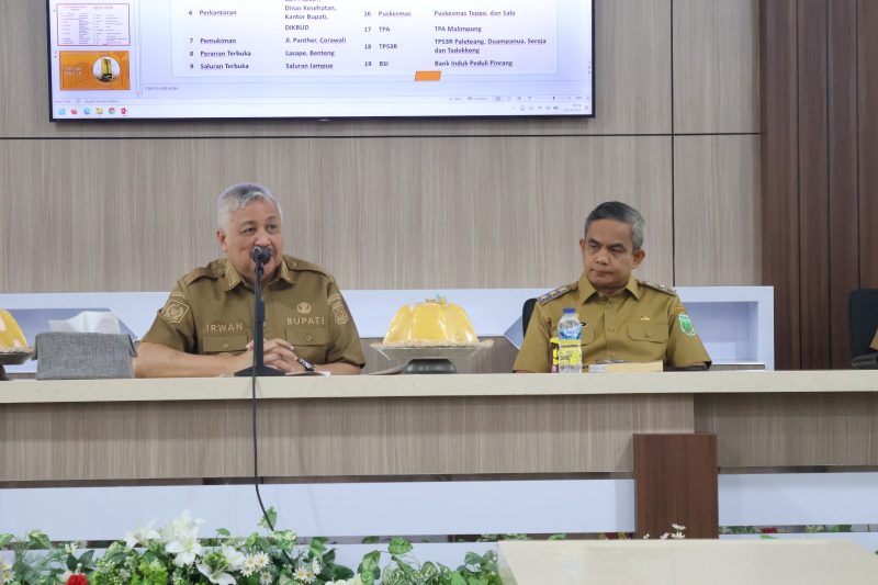 Bupati Pinrang H.A. Irwan Hamid, S.Sos didampingi Wabup Sudirman Bungi memimpin rapat koordinasi penanganan kebersihan dan lingkungan hidup di Ruang Rapat Bupati Pinrang.