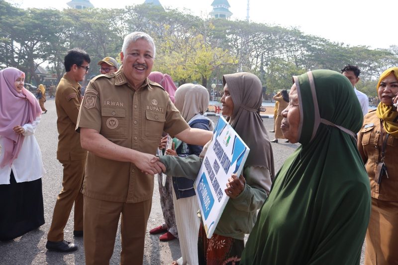 Bupati Pinrang H.A. Irwan Hamid, S.Sos., menyerahkan secara simbolis bantuan Program Pemberdayaan Sosial Ekonomi (PPSE) di halaman Kantor Bupati Pinrang.