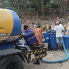 Pemkab Pinrang melalui Dinas Bina Marga, cipta karya dan tata ruang mendistribusikan air bersih bagi warga terdampak di Kecamatan Lembang dan Kecamatan Cempa.