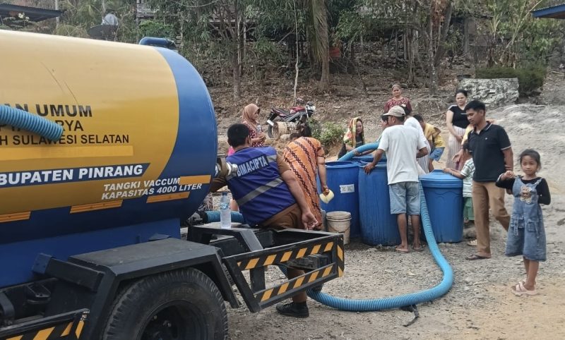 Pemkab Pinrang melalui Dinas Bina Marga, cipta karya dan tata ruang mendistribusikan air bersih bagi warga terdampak di Kecamatan Lembang dan Kecamatan Cempa.