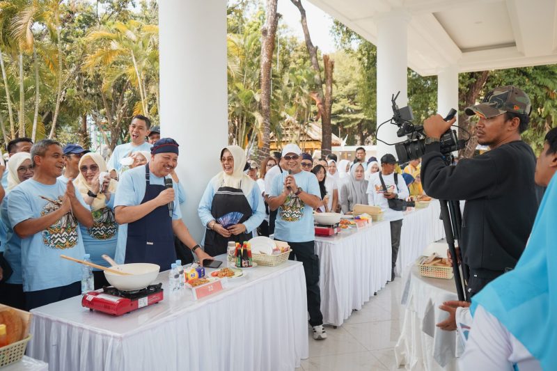 Bupati Pinrang Irwan Hamid didampingi ketua TP PKK kabupaten Pinrang Sri Widayati Irwan mengikuti lomba memasak.