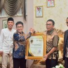 Ketua PWI Sulsel Serahkan PWI AWARD kepada Bupati Soppeng