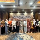 Ketua TP PKK Provinsi Sulawesi Selatan Ny. Naoemi Oktarina Sudirman, di dampingi Ketua TP PKK Pinrang Hj. Andi Sri Widiyati Irwan berpose bersama sejumlah Ketua TP PKK dan Dekranasda Kabupaten / Kota serta para pengurus se- Provinsi Sulawesi Selatan.