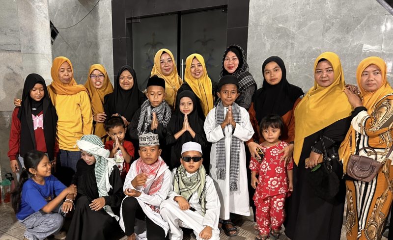 Kepala UPT SDN 240 Suriani Mappa S.Pd, M.Pd bersama guru, orang tua dan peraih Juara berpose bersama di pelataran Mesjid Jami Pacongang