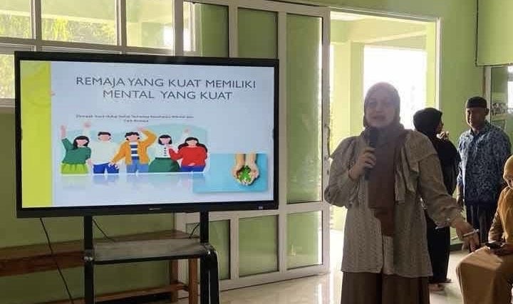 Ketua Tim kerja Hj. Idawati, S.K.M., M.M., sosialisasi kepedulian kesehata melalui Tim Kerja Pencegahan dan Pengendalian Penyakit Tidak Menular (PTM) serta Kesehatan Jiwa (Keswa) di aula SMK 8 Pinrang