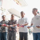 Wakil Bupati Pinrang Sudirman Bungi, S.IP., M.Si. didampingi Asisten II Abdul Rahman menggunting pita dalam rangka peresmian program TJSL PLN Peduli.