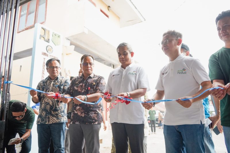 Wakil Bupati Pinrang Sudirman Bungi, S.IP., M.Si. didampingi Asisten II Abdul Rahman menggunting pita dalam rangka peresmian program TJSL PLN Peduli.