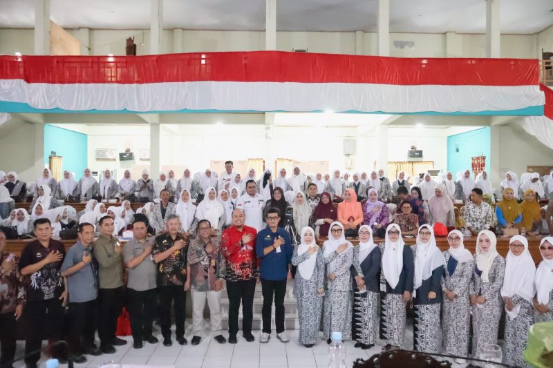 Sekda Pinrang Andi Calo Kerrang saat membuka webinar nasional dalam rangka hari ulang tahun (HUT) Ikatan Bidan Indonesia (IBI)ke 75 di ruang pola kantor Bupati Pinrang.