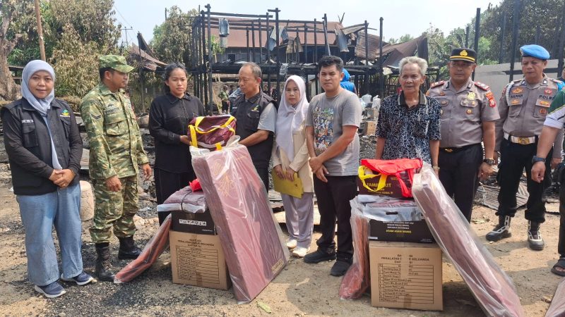 Kabid Kesos Dinas Sosial Pinrang  Akkas, S.Ag, menyerahkan bantuan kepada korban bencana kebakaran di di desa Tadangpalie kecamatan Cempa dan kelurahan Macinnae kecamatan Paleteang.